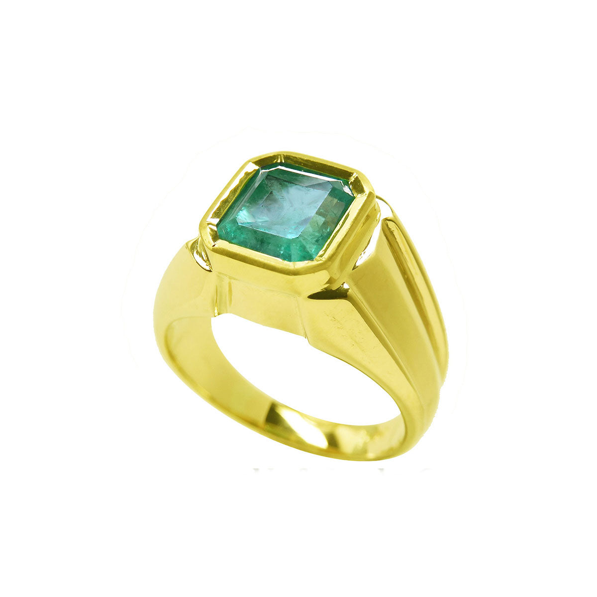 The side position f this men&#39;s emerald solitaire ring shows the top and side perspective design.