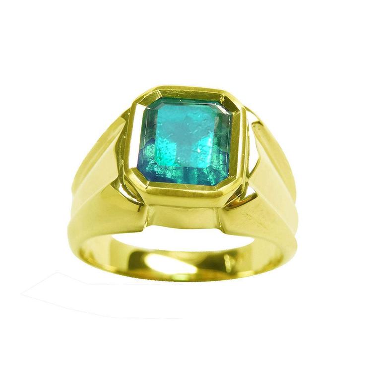 This natural emerald solitaire ring for men shows the top and its two sides design in yellow gold.