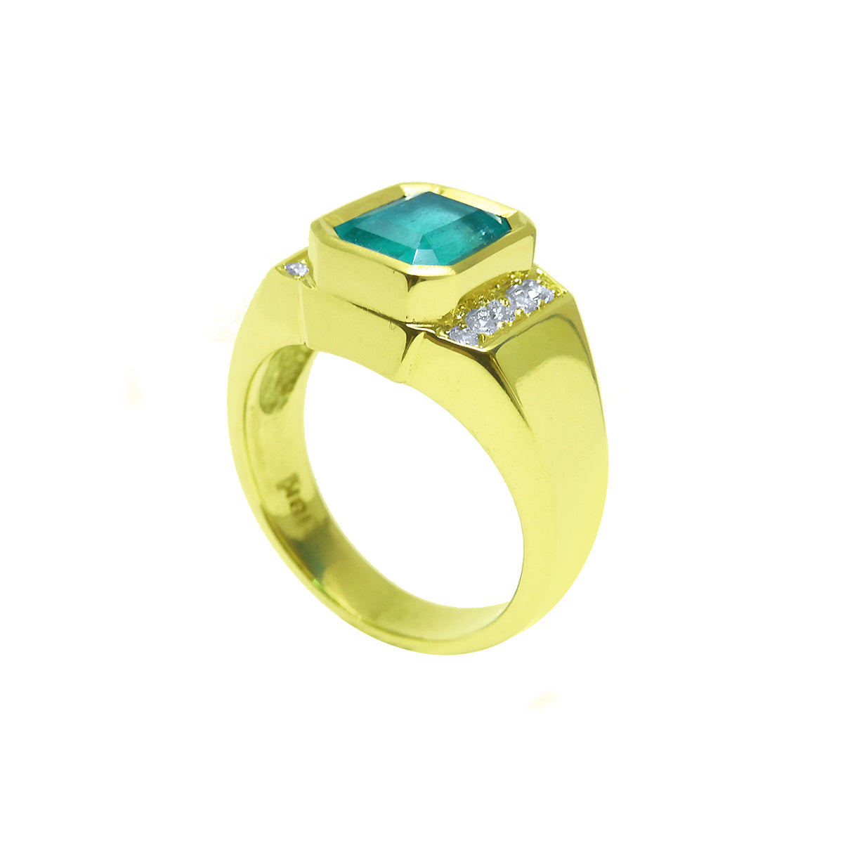 In this mens emerald ring in yellow gold are visibles the top and lateral side profile of the band design.