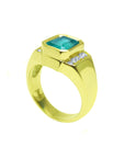 In this mens emerald ring in yellow gold are visibles the top and lateral side profile of the band design.