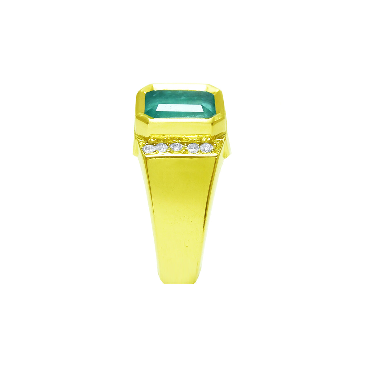 The side profile of this men&#39;s emerald ring in yellow gold, displays the top setting, shoulder and band design.