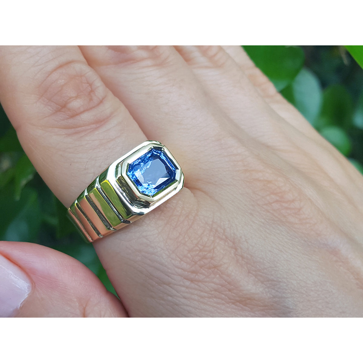 Men&#39;s Natural Sapphire Solitaire Ring 4,09 Carats Bezel Set Crafted in 18k Yellow Gold