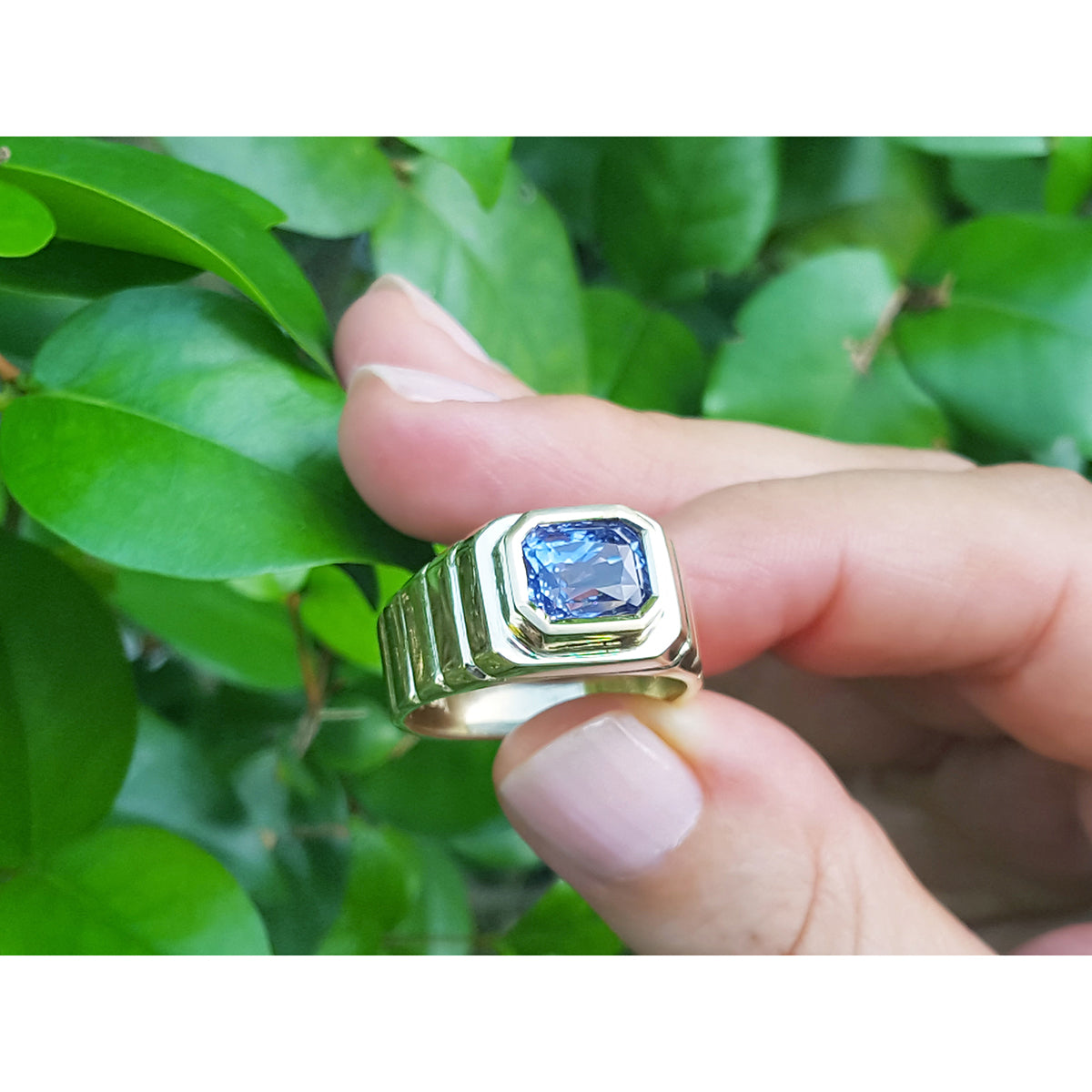 Men&#39;s Natural Sapphire Solitaire Ring 4,09 Carats Bezel Set Crafted in 18k Yellow Gold