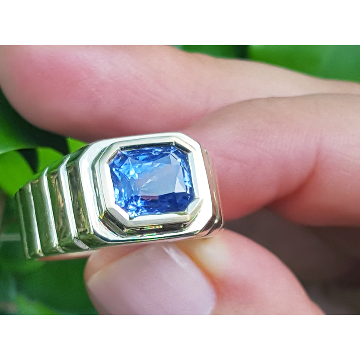 Men&#39;s Natural Sapphire Solitaire Ring 4,09 Carats Bezel Set Crafted in 18k Yellow Gold
