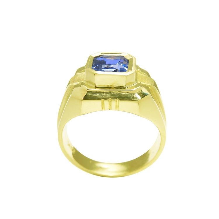 Quality men's sapphire solitaire ring emerald-cut Certified untreated 18K Yellow Gold, side top bezel setting view