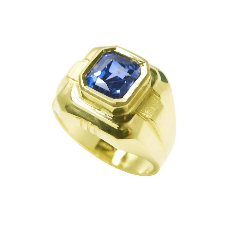 Quality men's sapphire solitaire ring emerald-cut Certified untreated 18K Yellow Gold, tilted top view perspective shoulders and shank