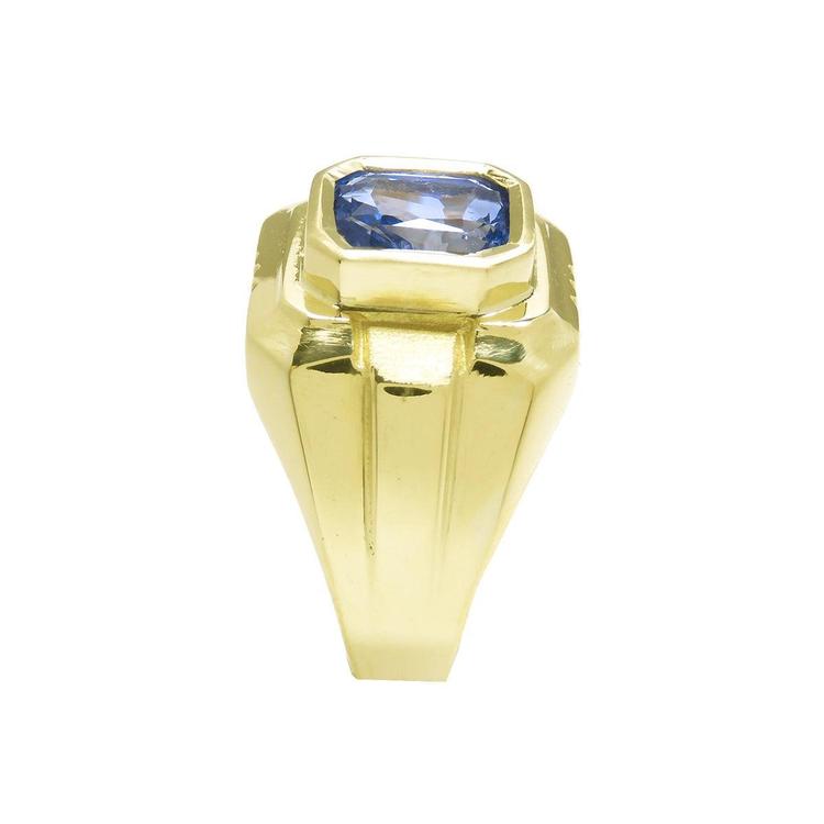 Quality men's sapphire solitaire ring emerald-cut Certified untreated 18K Yellow Gold, top-down perspective shank view
