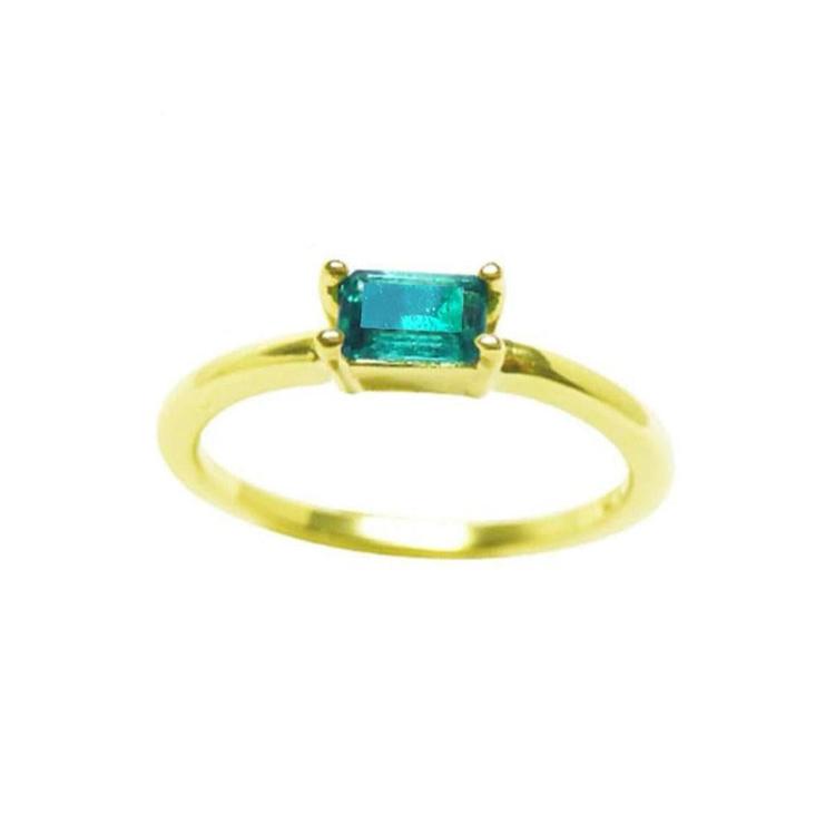 This minimalist solitaire natural colombian emerald ring prong set is made of 14k yellow gold.