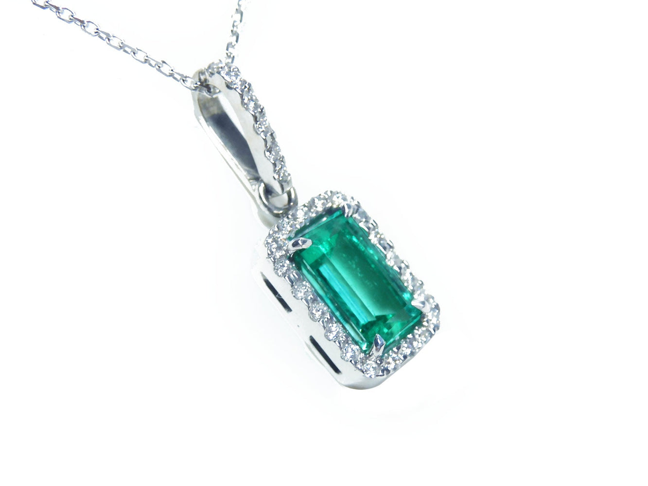 The right profile of this Colombian emerald pendant displays the topside and gallery profile.