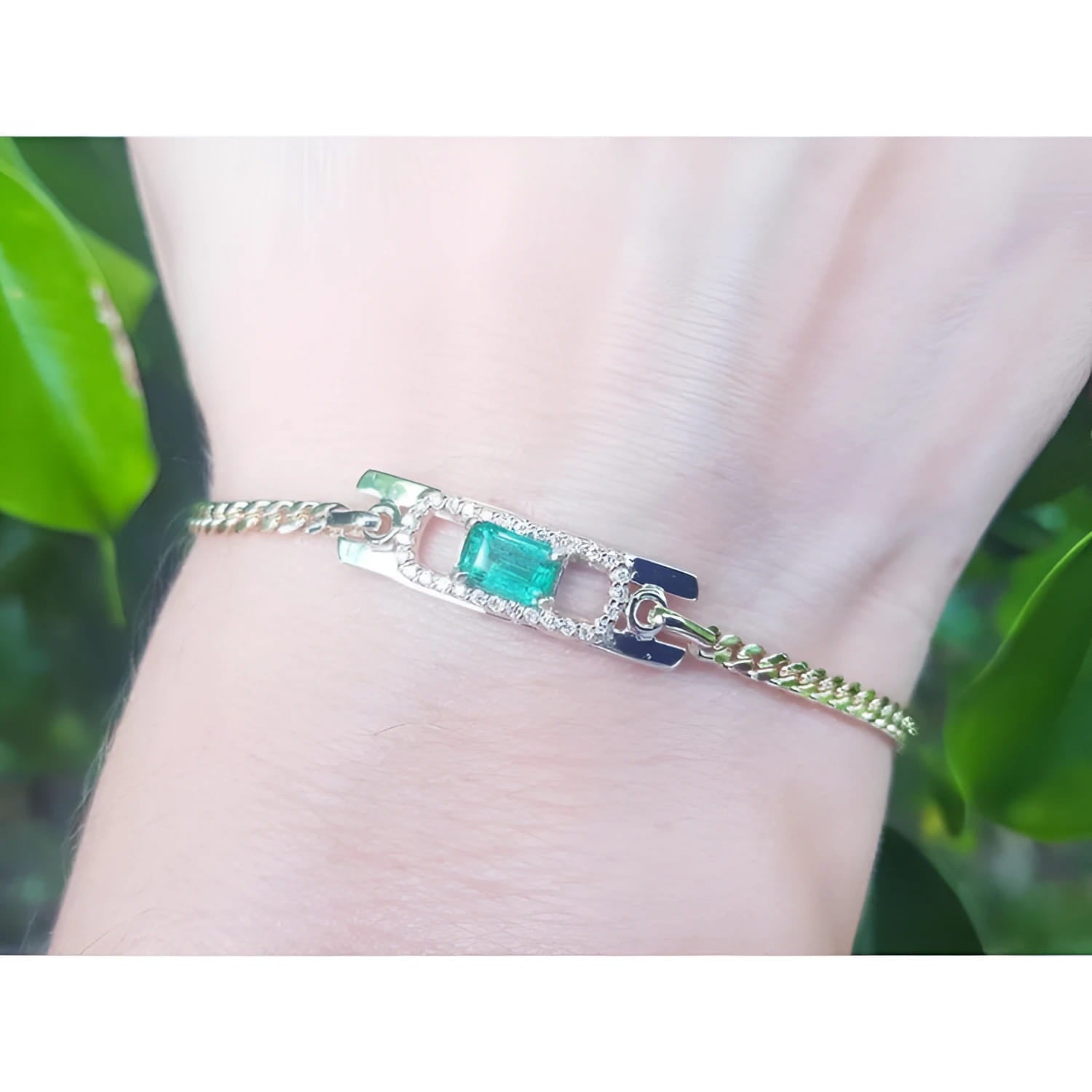 A bracelet with a natural Colombian emerald sourced from the Muzo mines very good quality, made in 14k yellow gold on a wrist.