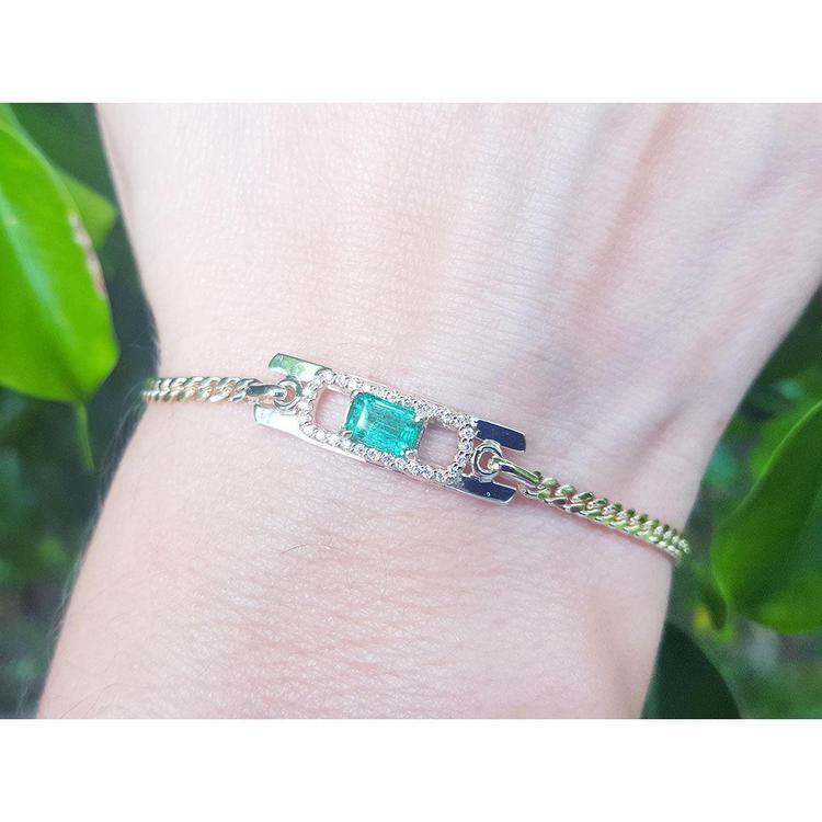 A bracelet with a natural Colombian emerald sourced from the Muzo mines very good quality, made in 14k yellow gold on a wrist.
