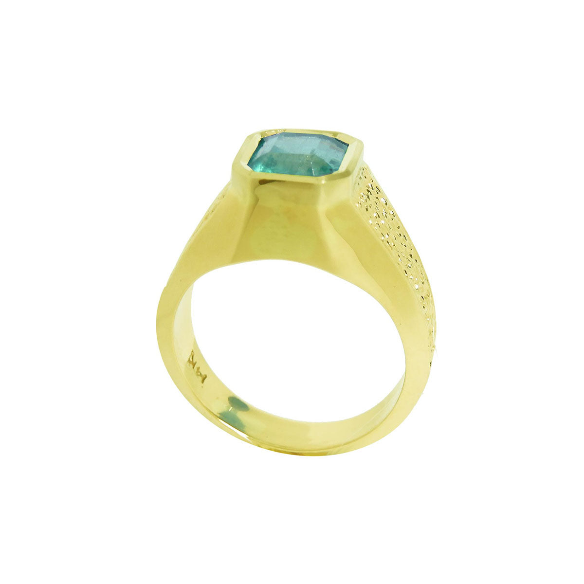 A lateral view of a men&#39;s yellow gold ring shows the top emerald bezel set and band design.