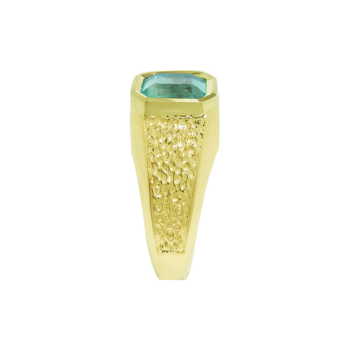 A side position of a yellow gold men&#39;s emerald ring showing the top setting and band deign.