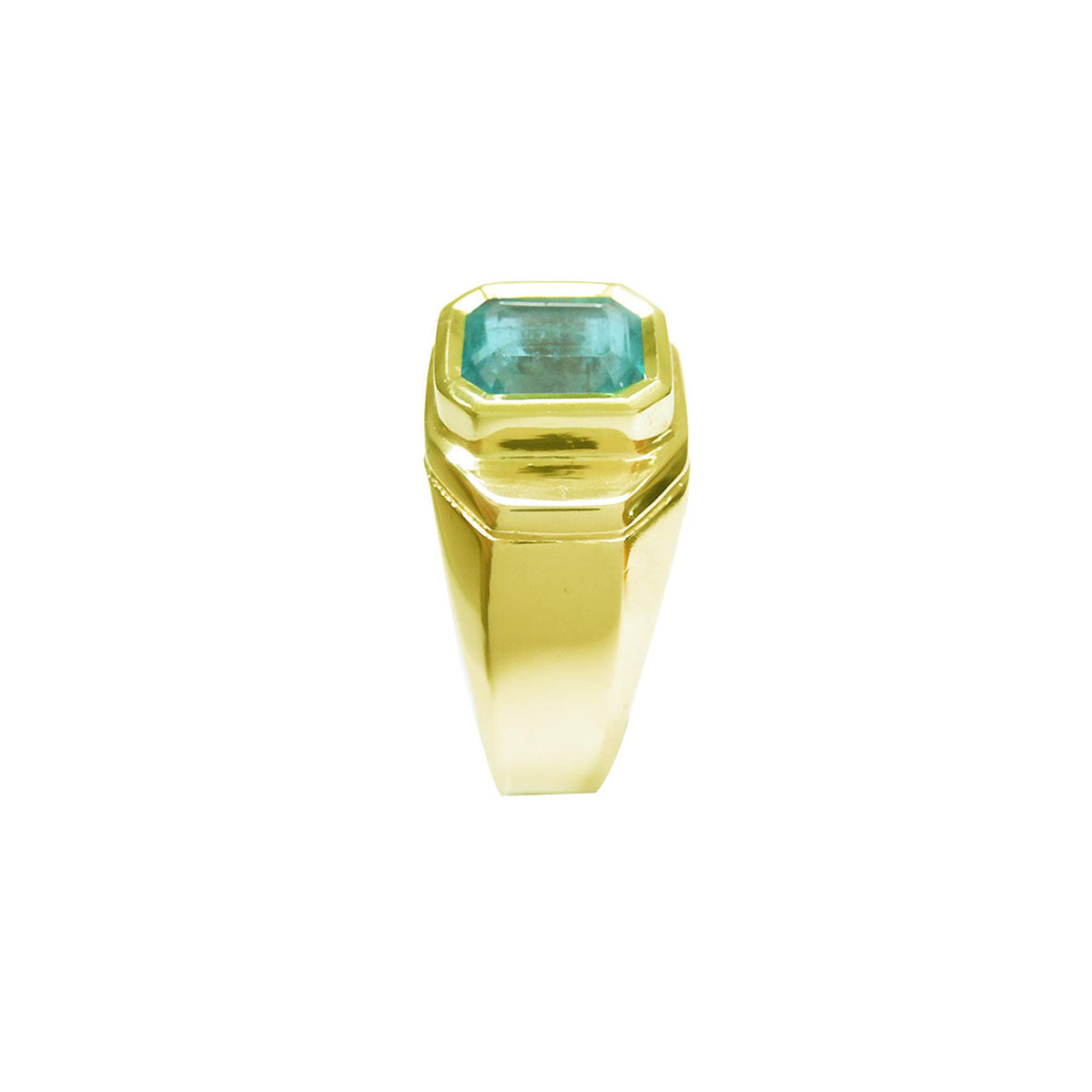 The side vie position of this yellow gold emerald ring for man shows the top bezel setting and side profile.