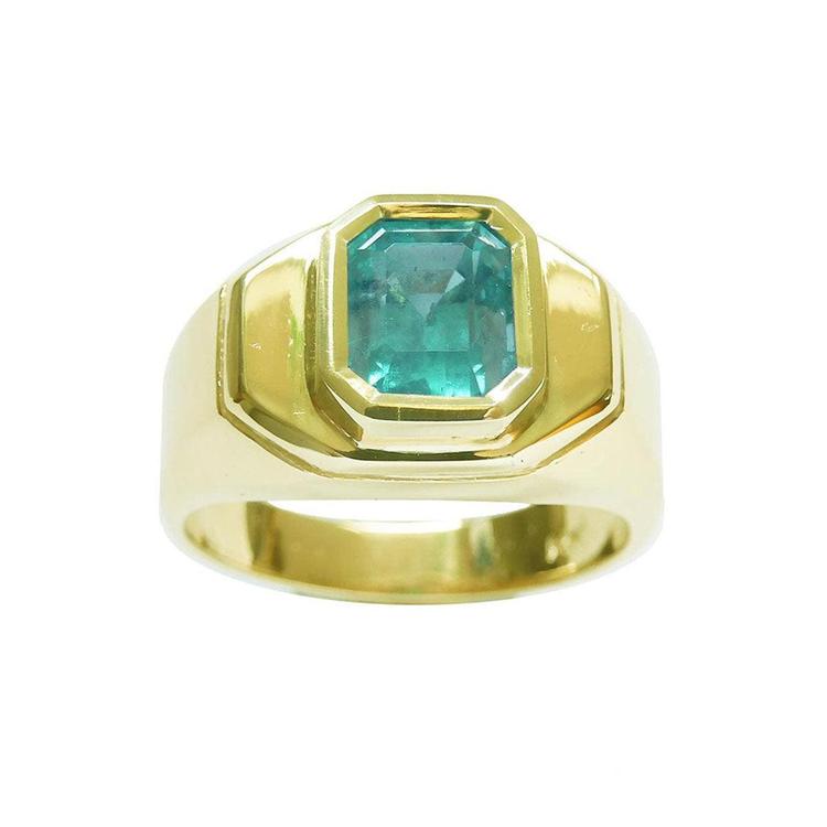 The top profile view of this emerald Muzo mine colombian emerald bezel set solitaire ring for men in yellow gold shows sides design.