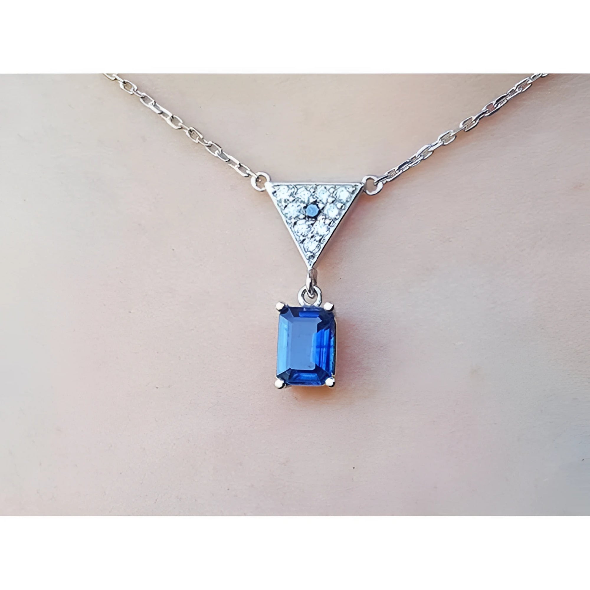 Necklace with a blue natural blue sapphire pendant emerald cut made of 14k white gold.