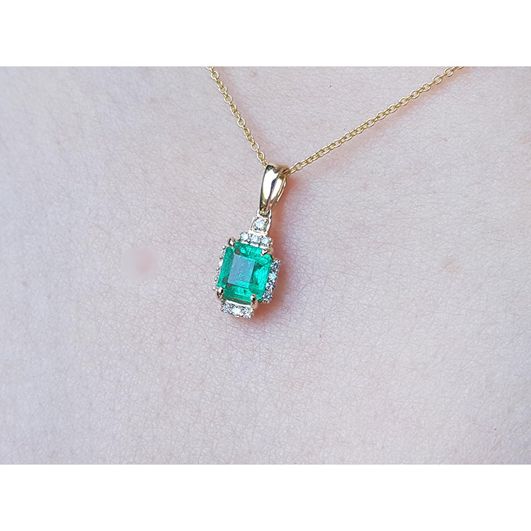 Necklace With Natural Colombian Emerald 0.58 ct and Diamonds 14k Yellow Gold