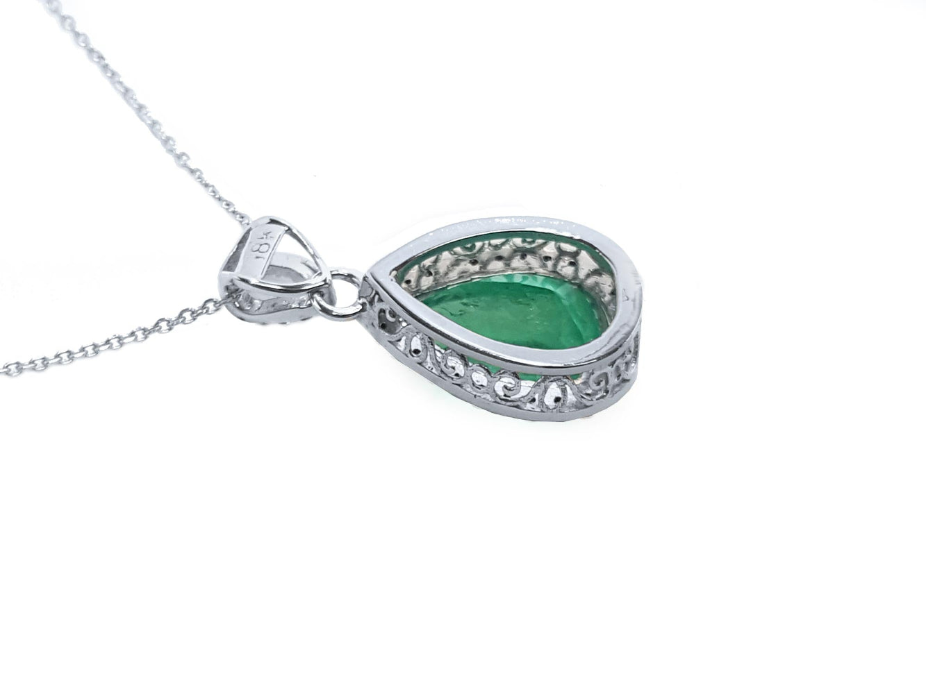 Backside view of a colombian emerald pendant in white gold.