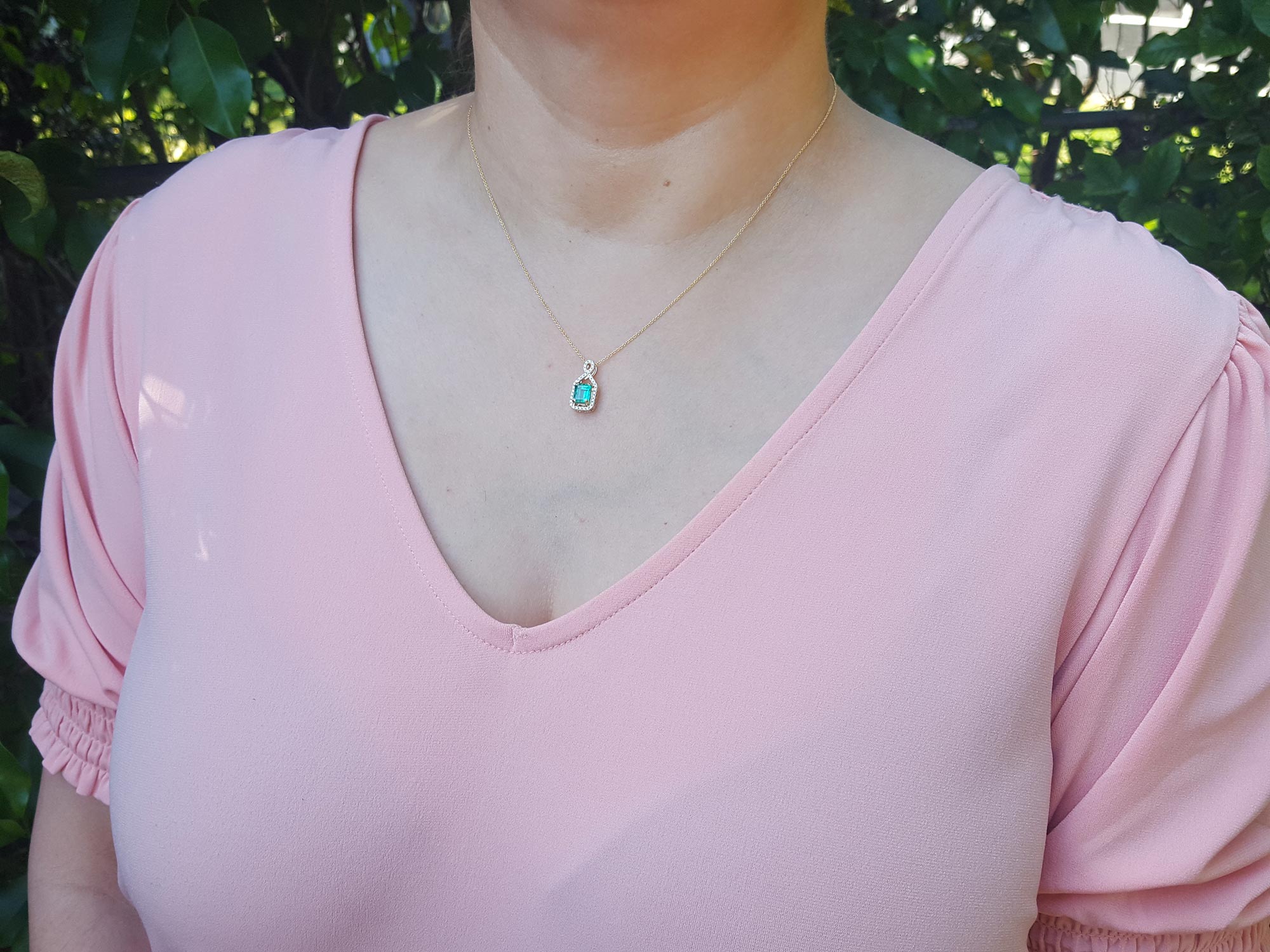 Ladies&#39; Colombia emerald necklace square emerald-cut sourced from the Muzo mine, weighing 0.98 carats, halo diamond 14k gold