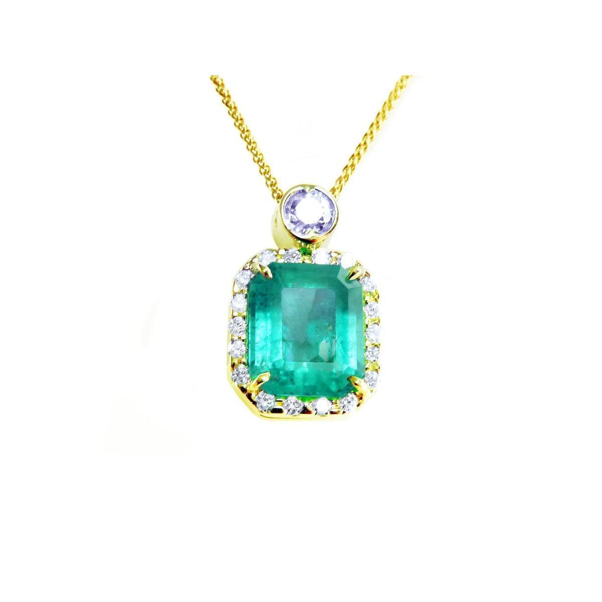 The topside view of a natural colombian emerald square shape surrounded by a halo diamond, made of 18k yellow gold.