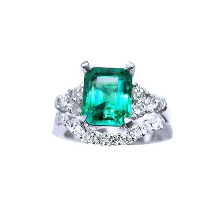 Colombian emerald and side diamonds ring whit the match wedding band in white gold.