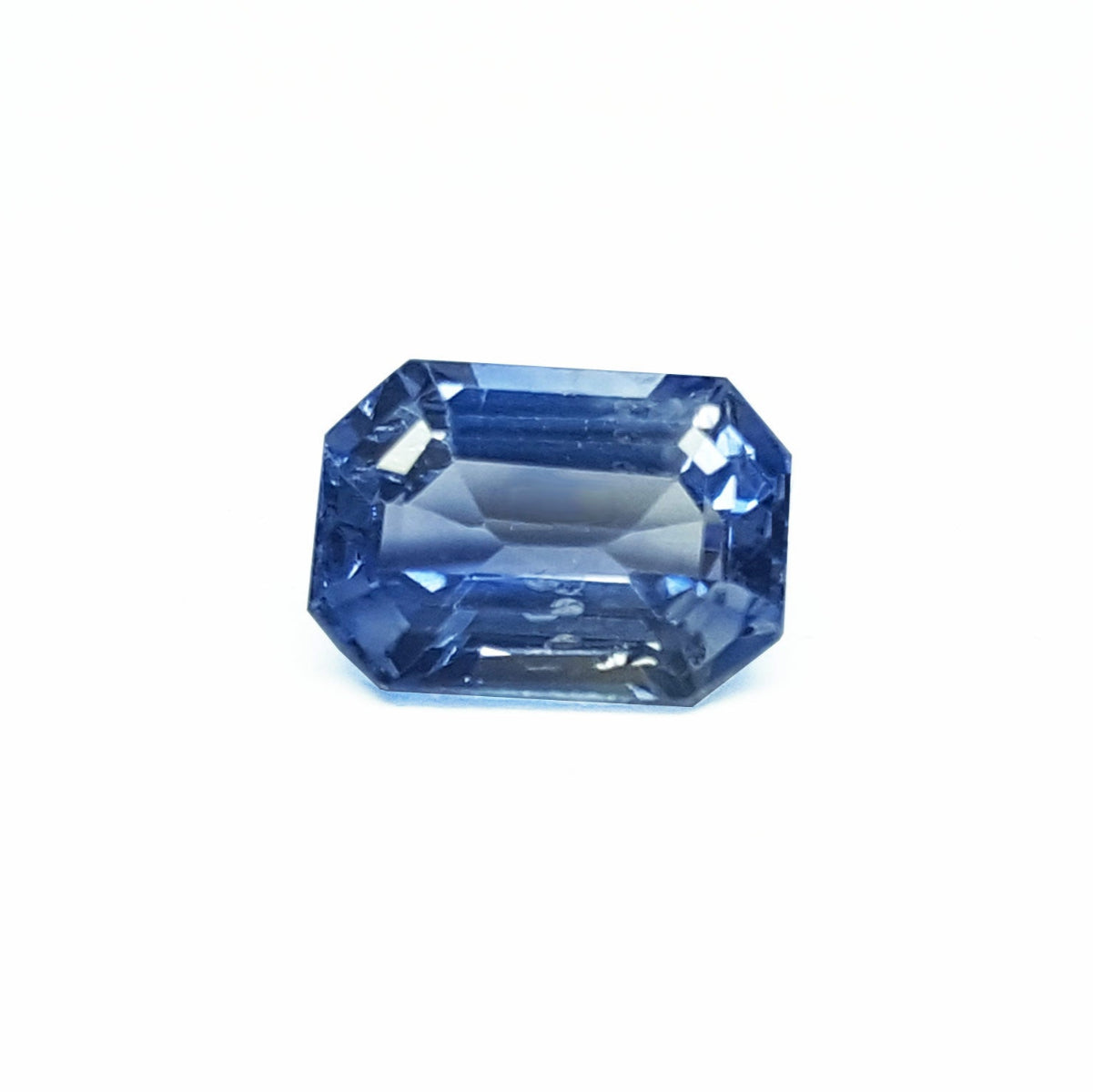 Natural loose sapphire emerald-cut, front side position table and crown visibles