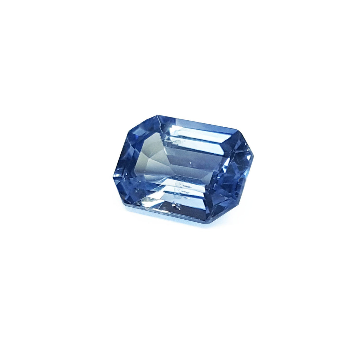 Natural loose sapphire emerald-cut, left side position table and crown visibles