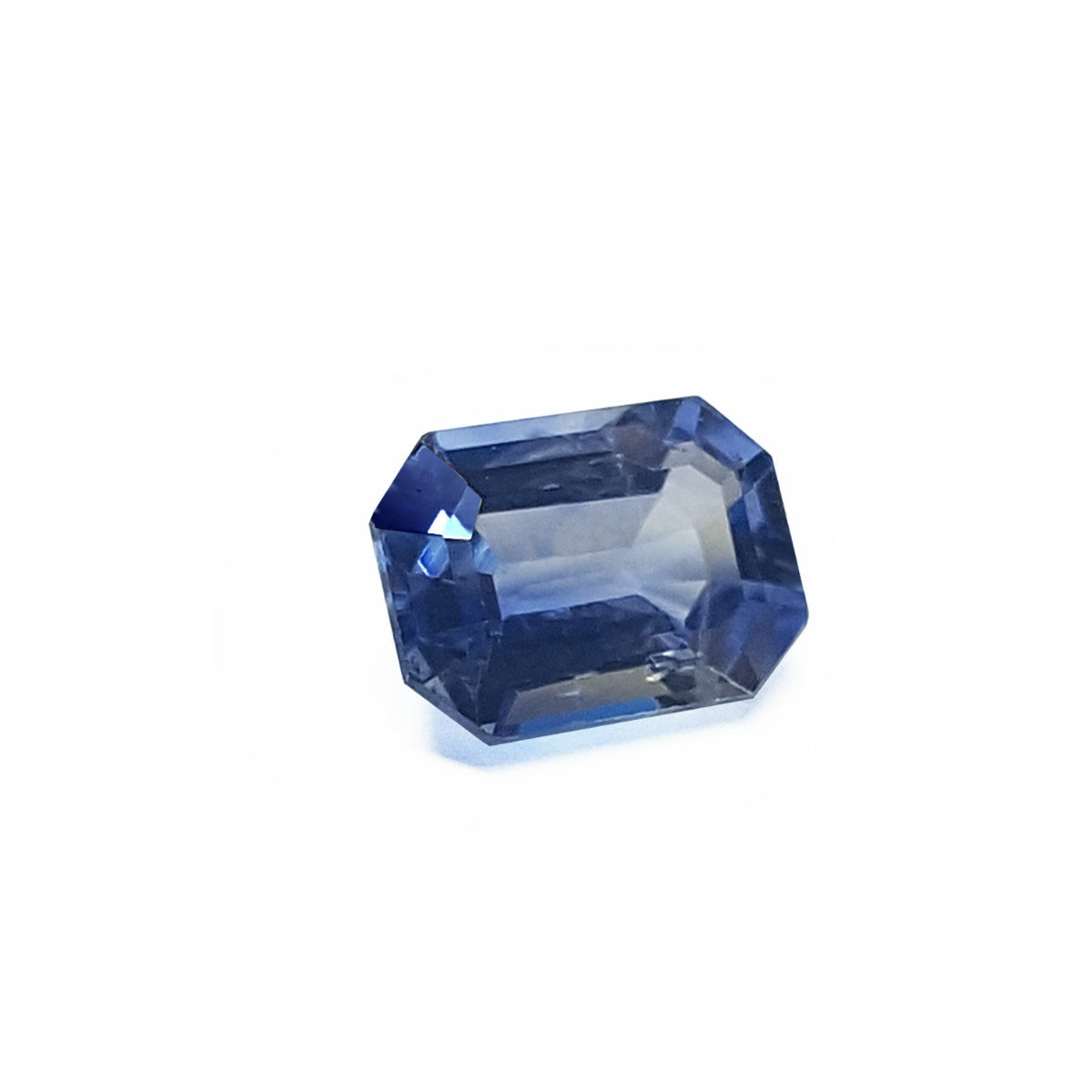 Natural loose sapphire emerald-cut, right side position table and crown visibles