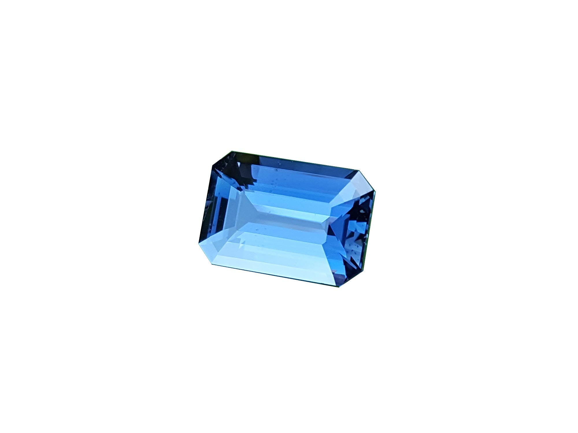 Left side position a natural loose sapphire table and crown visibles