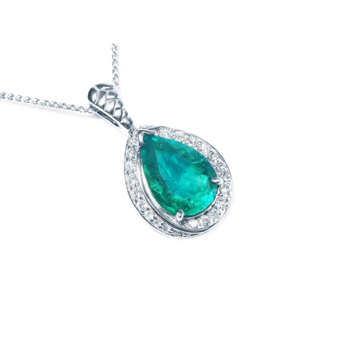 Teardrop-shaped emerald pendant with diamond accents in white gold topside profile