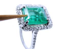 Oiling a surface reaching pore on an emerald ring at home