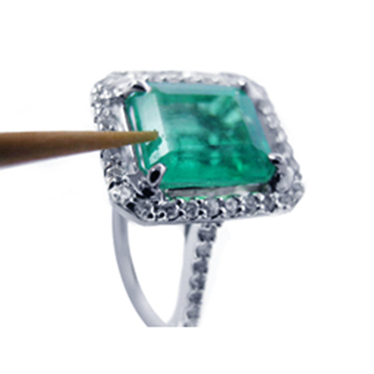 Oiling a surface reaching pore on an emerald ring at home.