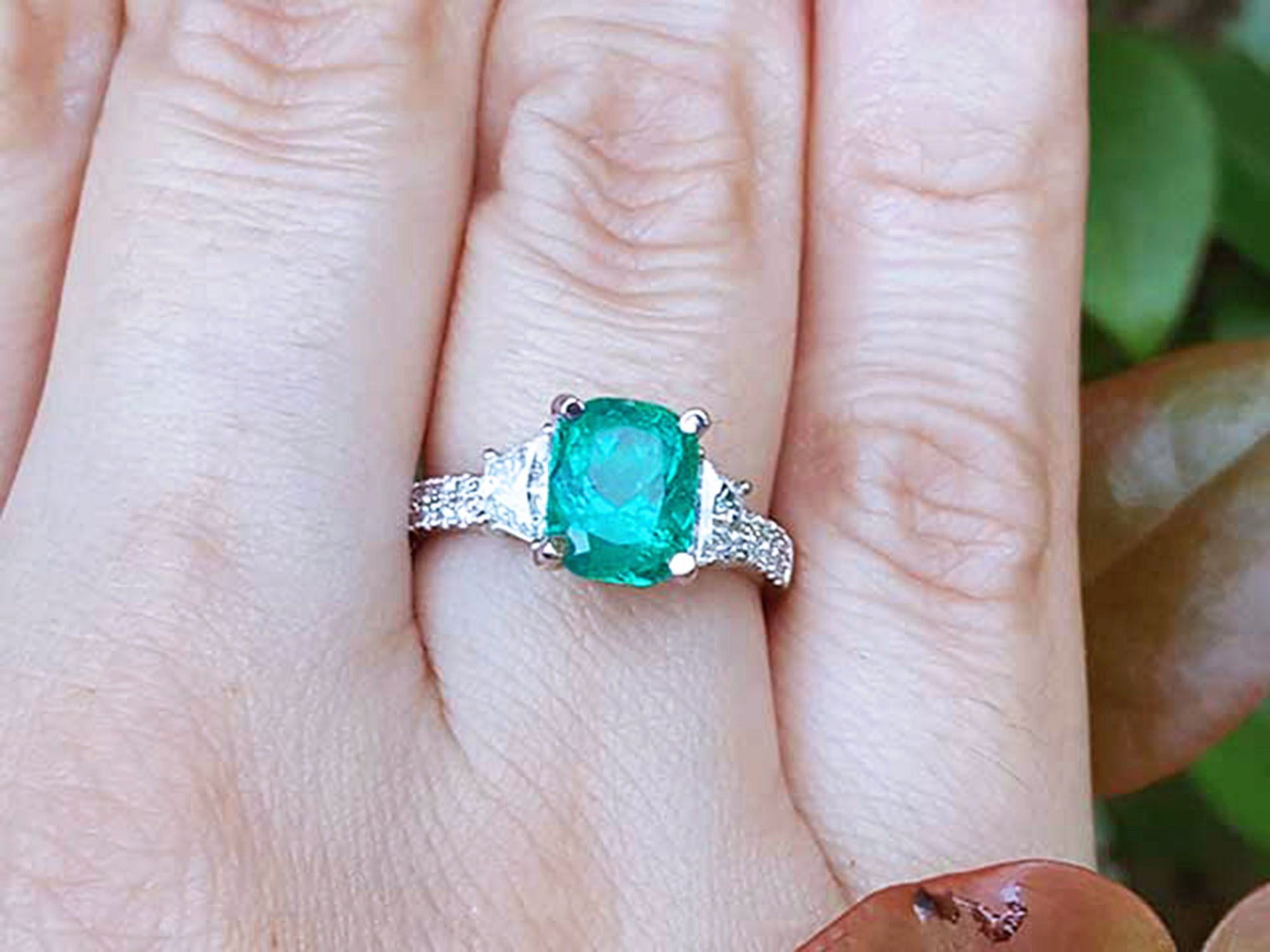 Esmeralda Colombiana y diamantes trapezoides laterales en anillo para mujer