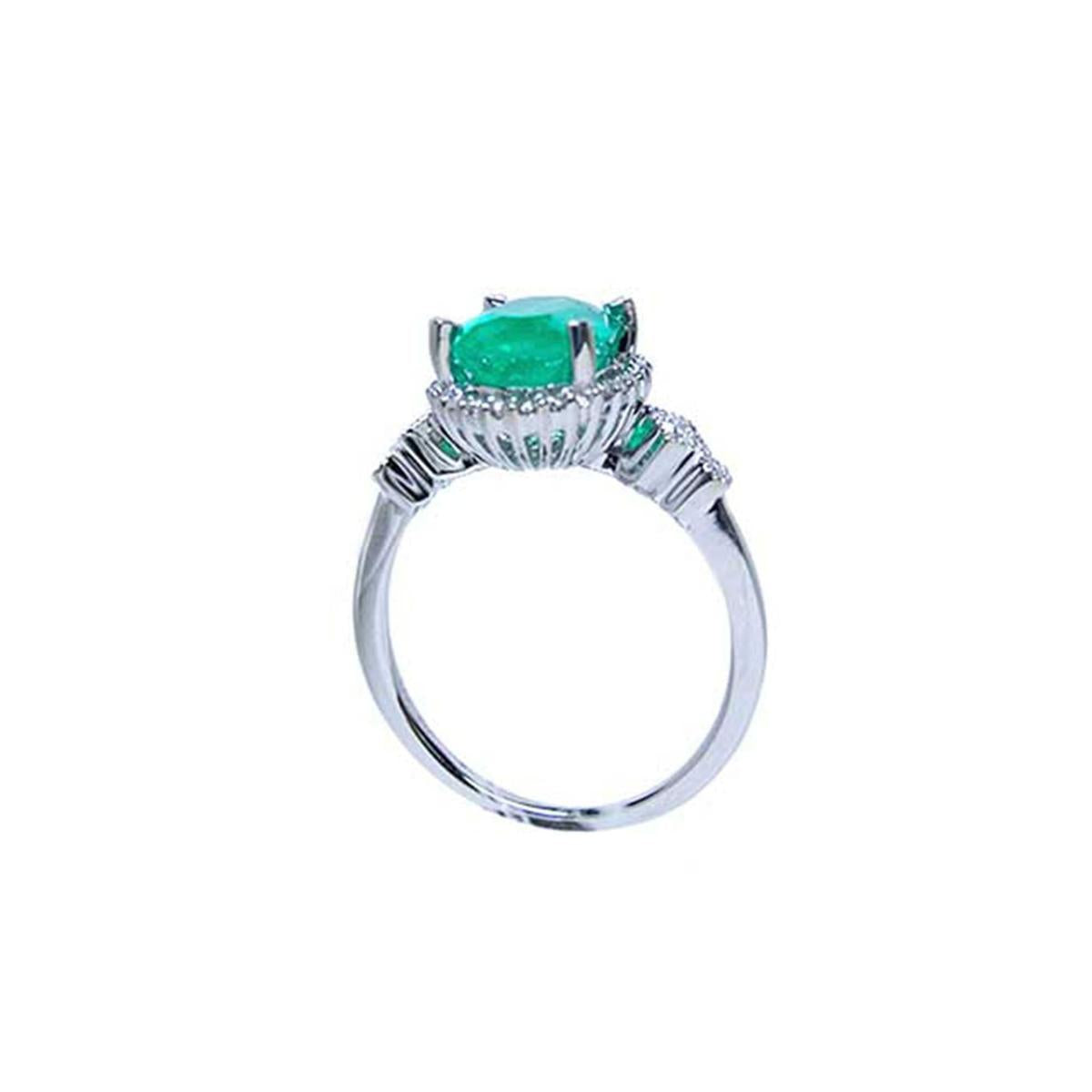 This white gold emerald ring displays the top setting, gallery and band ring.