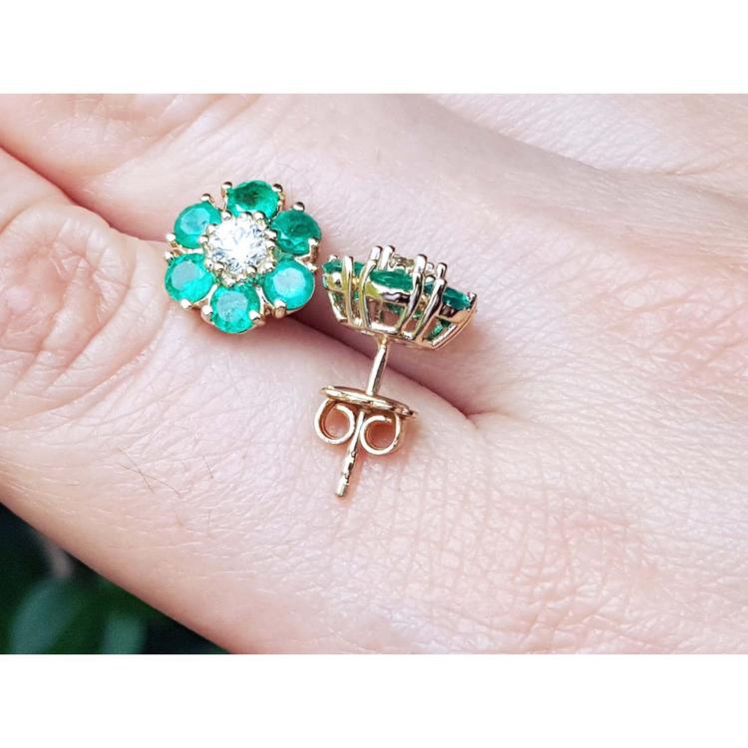 18K yellow gold Colombian emerald and diamond cluster earrings, flower-shaped.