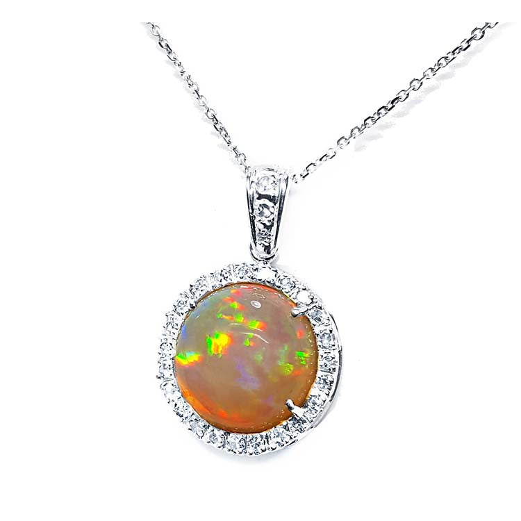 Colección de joyería con ópalos de Etiopía, diseñada por nosotros y elaborada a mano, lo que las convierte en piezas únicas.