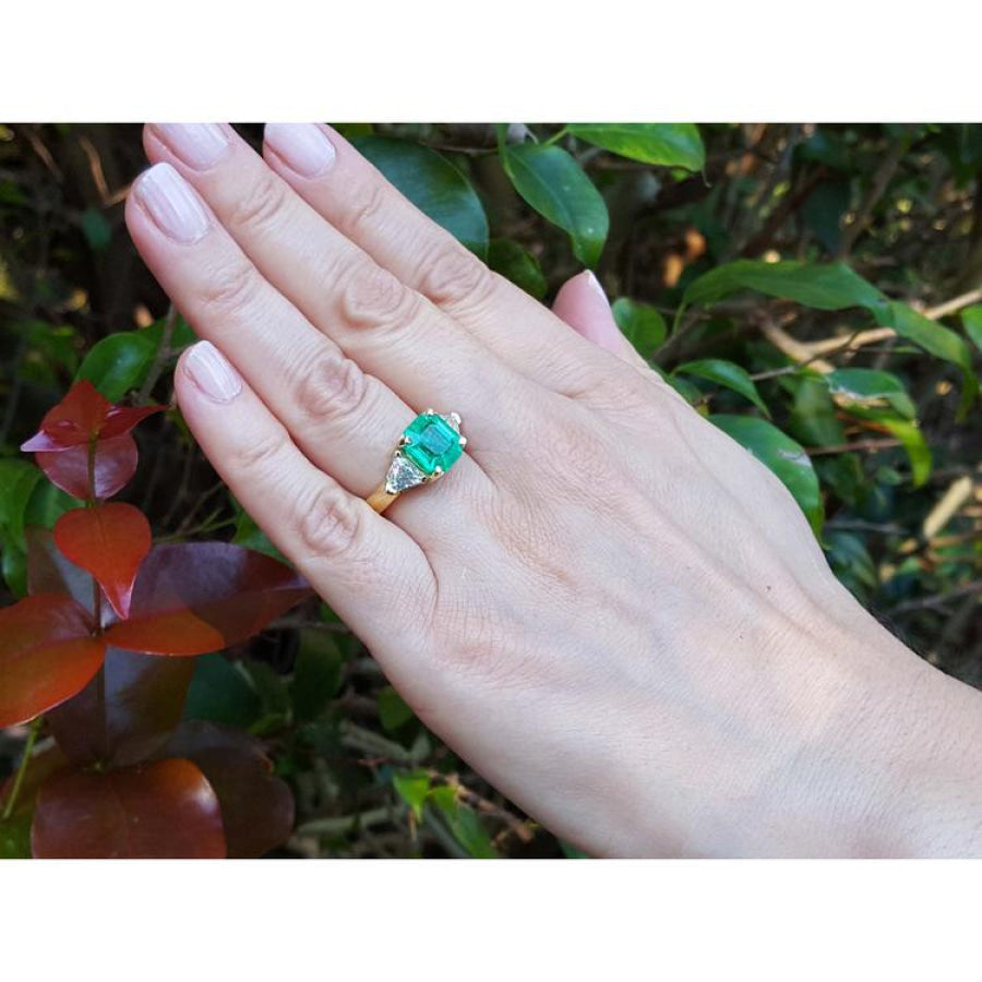 Anillo de oro 18K con esmeralda colombiana Muzo verde brillante de 4.16 ct y diamantes en mano.
