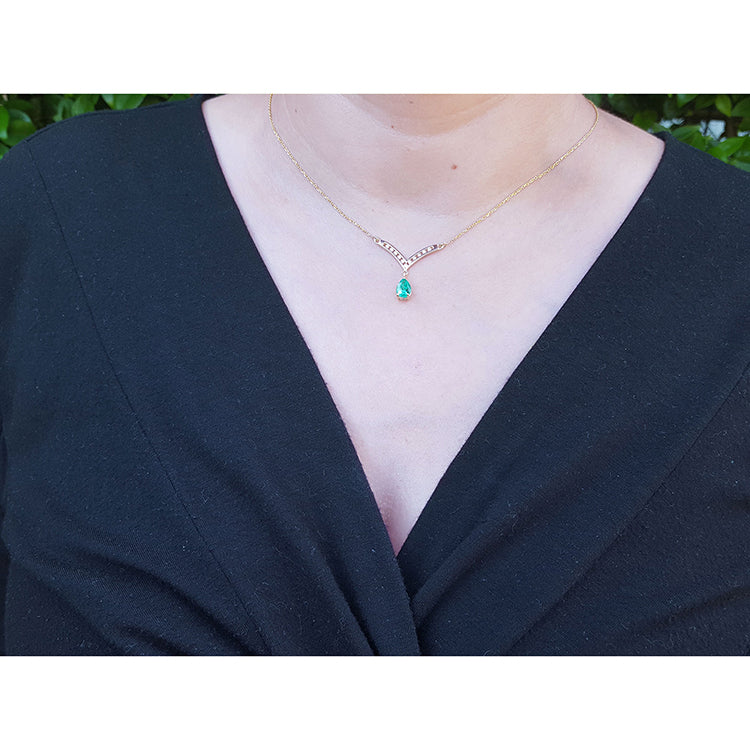 Bridal&#39;s necklace natural Colombian tear drop emerald dangling from a channel set diamonds chevron design in 14k yellow gold