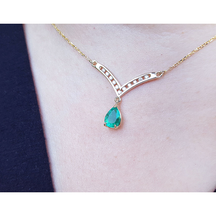14k yellow gold natural pear shaped women&#39;s emerald necklace