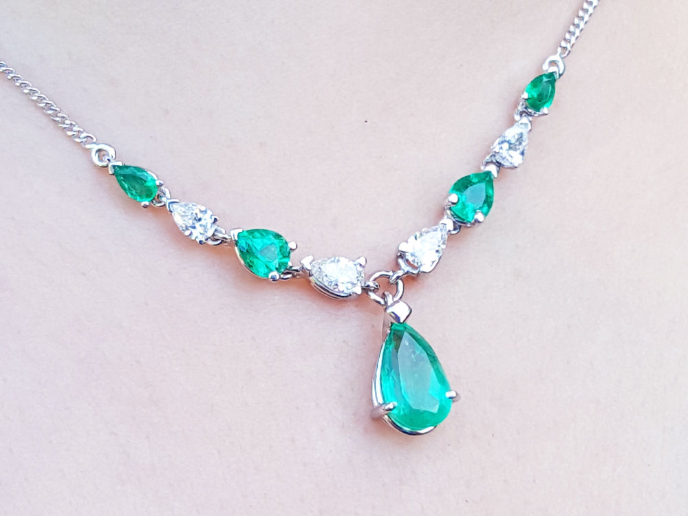 Women&#39;s emerald necklace natural diamonds pear shaped in 14k white gold settings complemented with a wheat style chain
