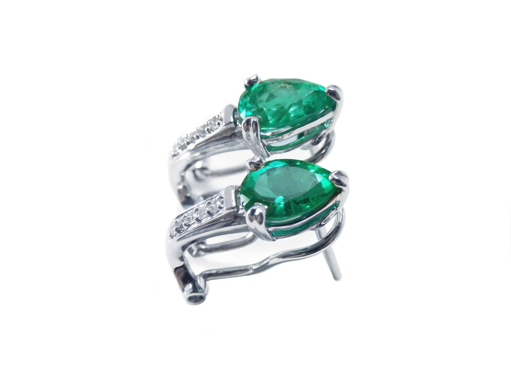Pair of 14k white gold emerald clip on earrings pear cut left profile details