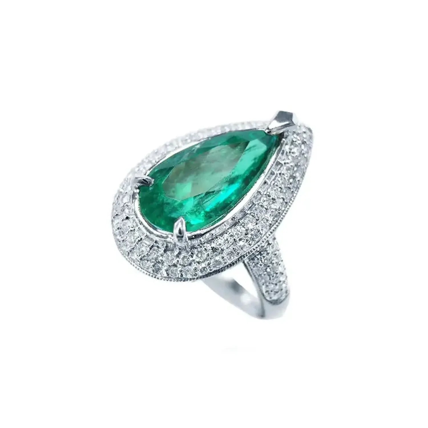 Anillo de oro blanco 14k con esmeralda colombiana corte pera de 3.35 ct rodeada de diamantes.