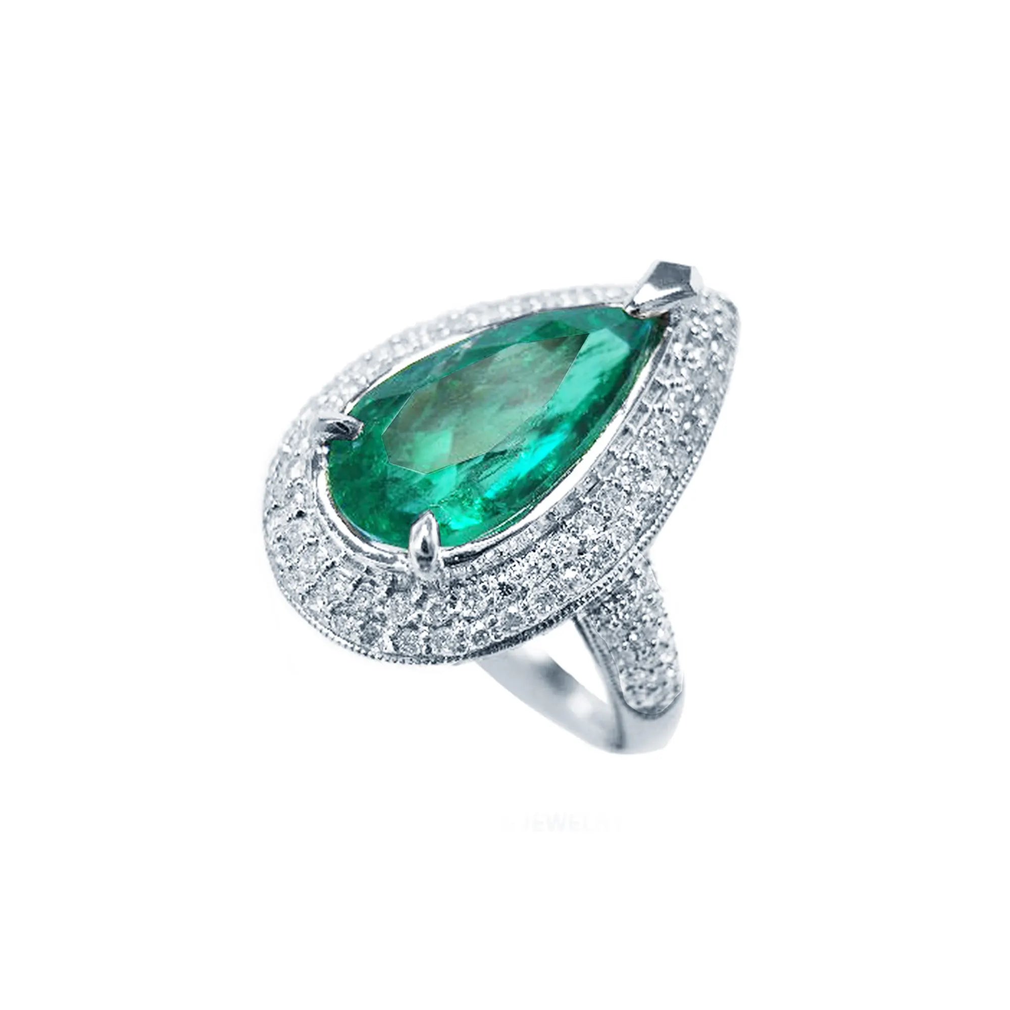Toma cercana de una esmeralda corte lagrima con diamantes en oro blanco anillo para dama.