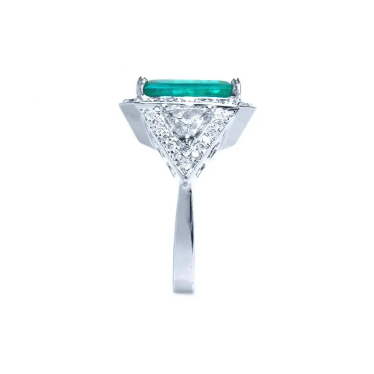 Este anillo con esmeralda muestra su perfil de lado desde su parte alta.