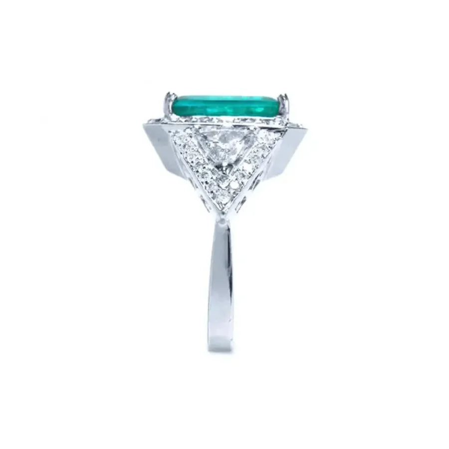 Anillo de oro blanco 18K con esmeralda colombiana rectangular de 3.98 ct y diamantes.