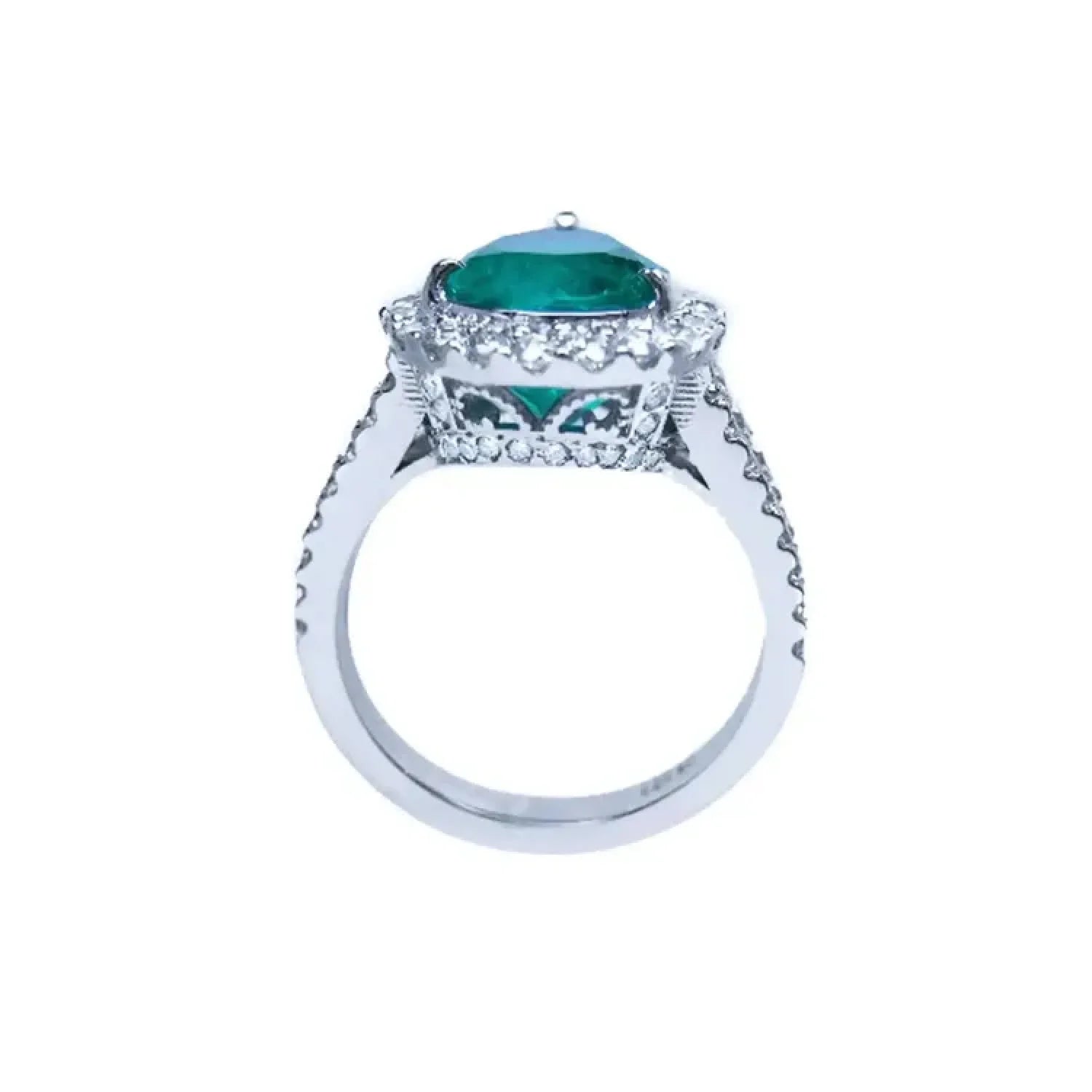 Anillo de compromiso de oro blanco 18k con esmeralda colombiana corte pera de 4.02 ct y diamantes.
