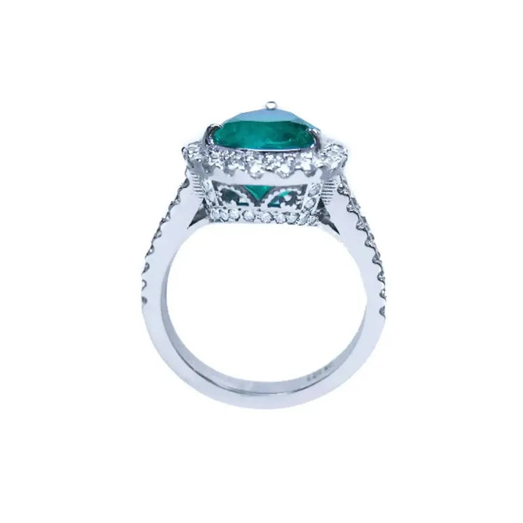 Anillo de compromiso de oro blanco 18k con esmeralda colombiana corte pera de 4.02 ct y diamantes.