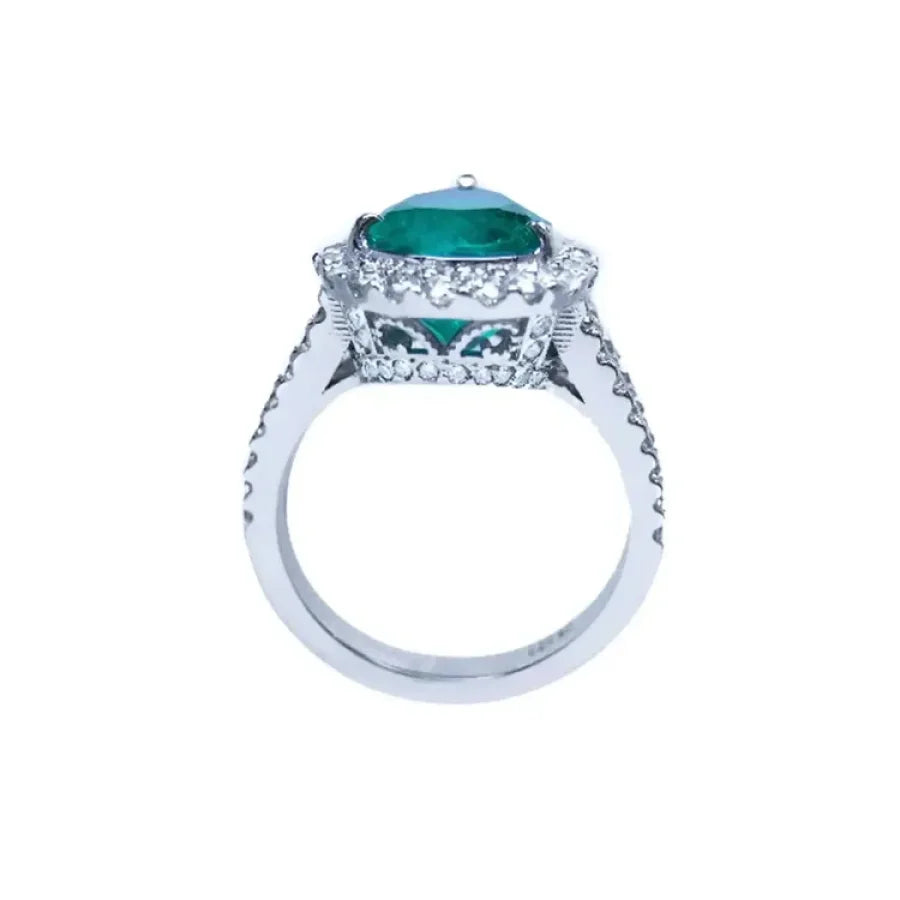Anillo de compromiso de oro blanco 18k con esmeralda colombiana corte pera de 4.02 ct y diamantes.