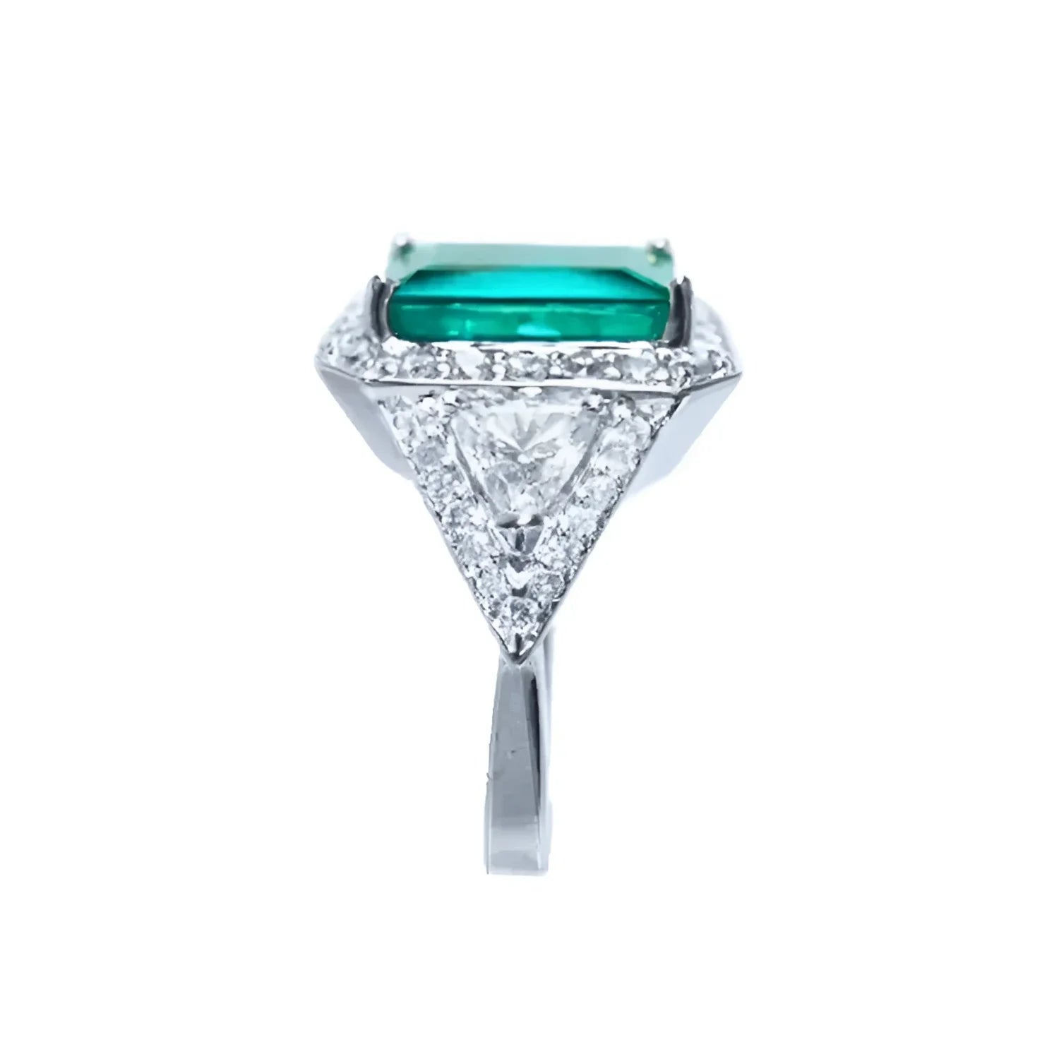 Anillo de oro blanco 18K con esmeralda colombiana rectangular y diamantes.