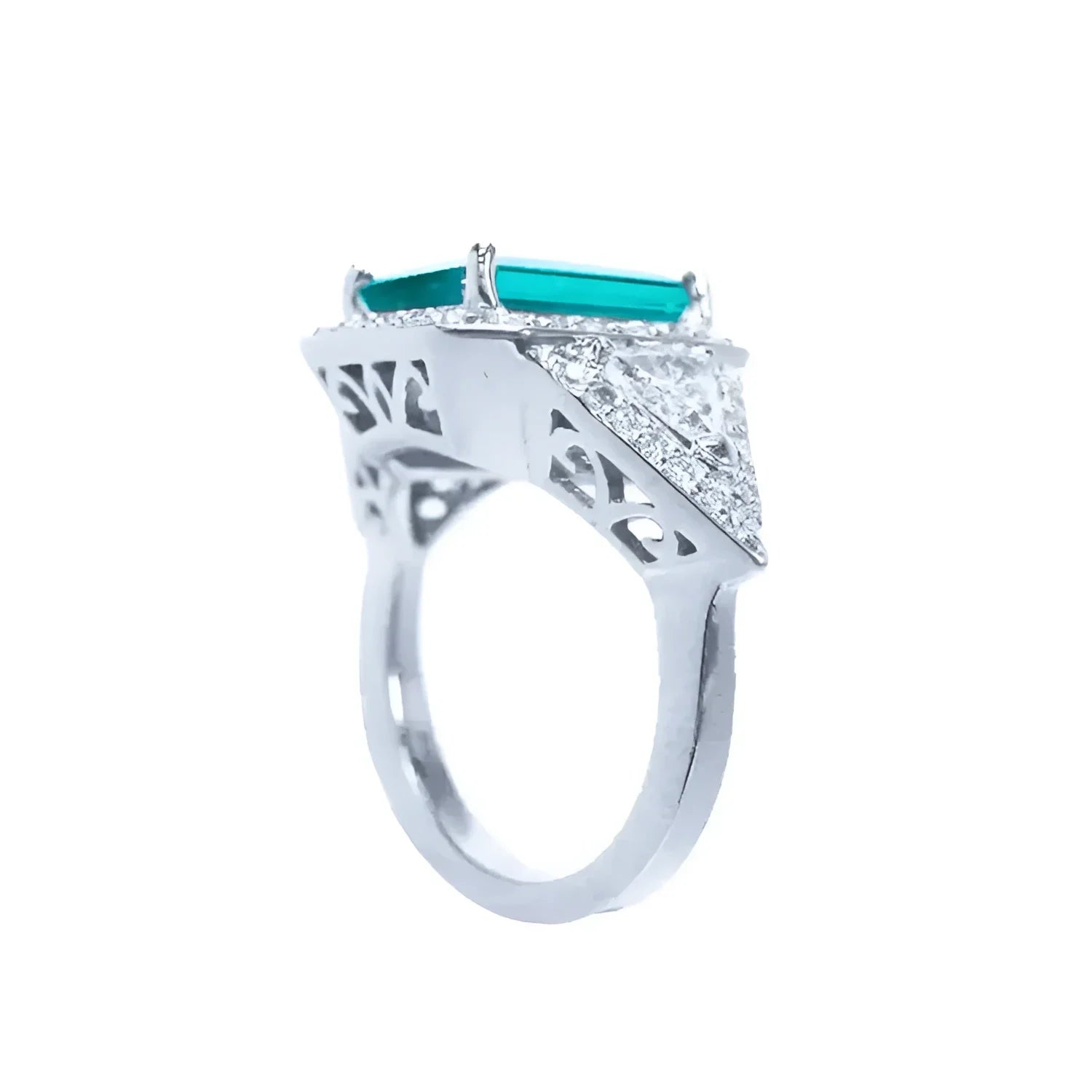 Anillo de oro blanco 18K con esmeralda colombiana rectangular y diamantes.
